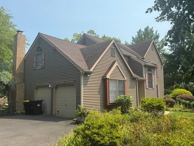 Foto del edificio - 102 Ravenwood Pl
