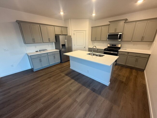 Building Photo - Brand New 5-Bedroom Home in Ideal Location