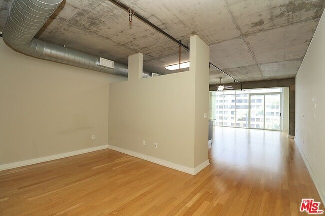 Building Photo - 645 W 9th St