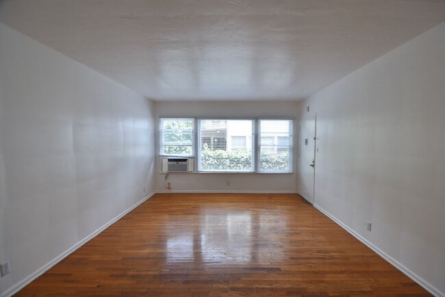 Building Photo - 14830 Dickens St