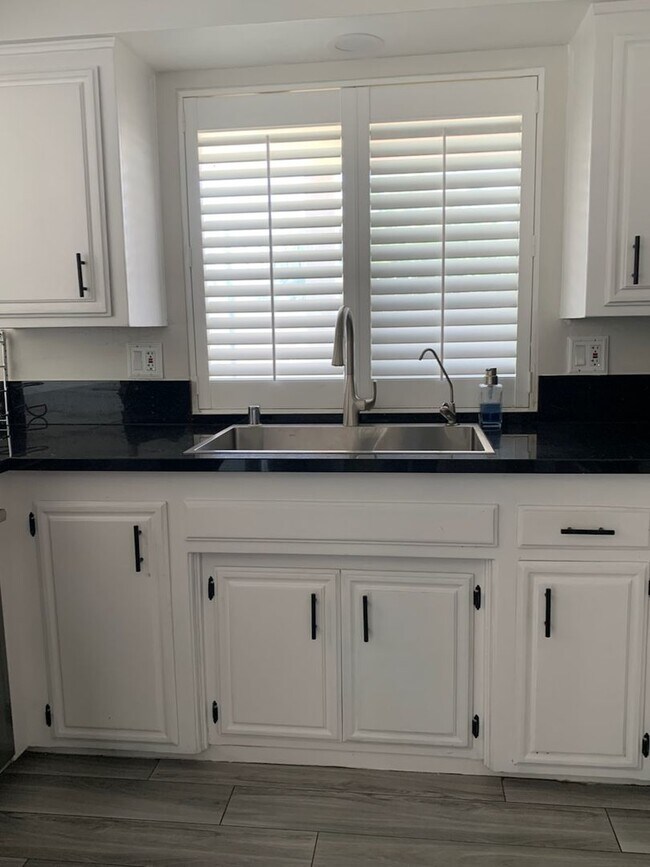 Foto del edificio - Beautiful 5 Bedroom, 3 Bathroom Home with a Pool in NE Bakersfield