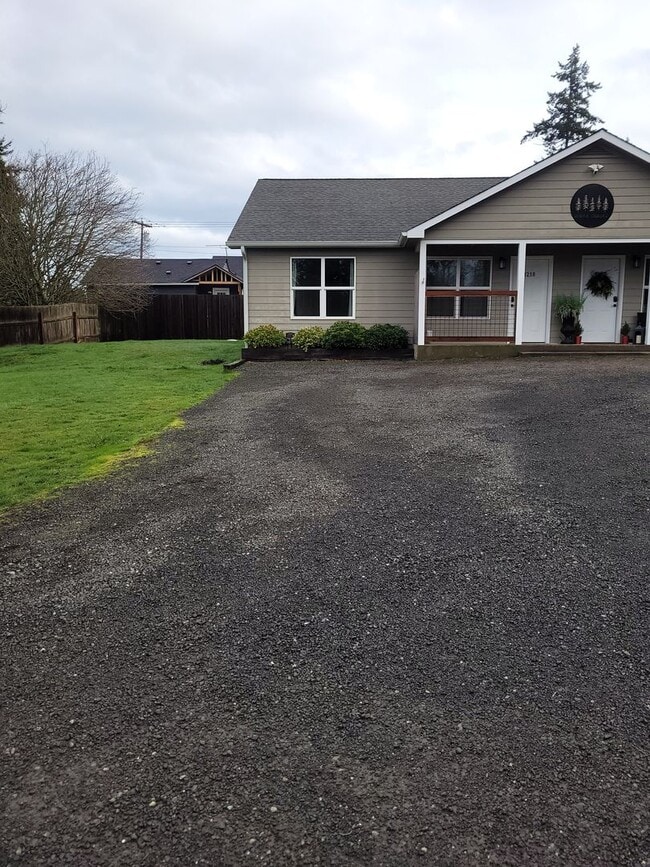 Building Photo - 1218 W Spruce St