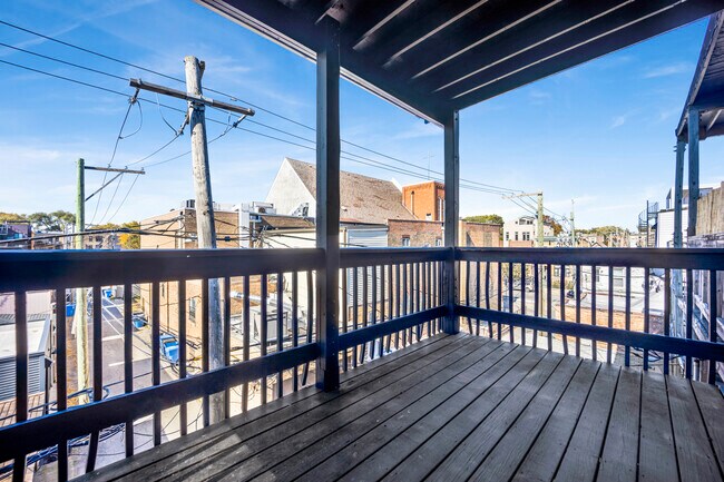 Building Photo - 944 N Damen Ave