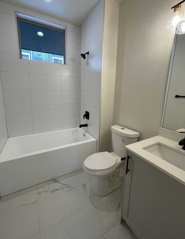 Building Photo - 2Bd/1.75Ba Seattle Townhouse