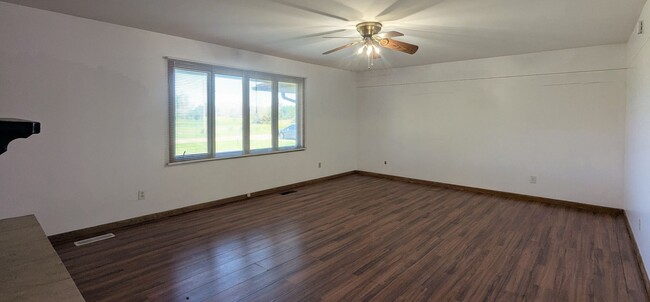 Building Photo - Spacious 3-Bedroom, 2-Bathroom Home