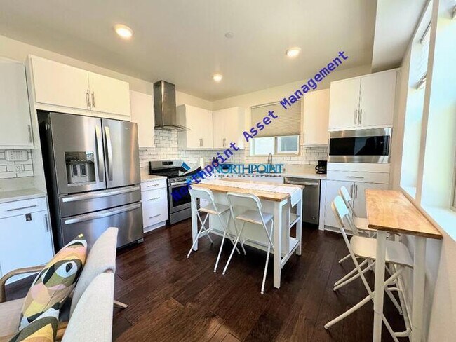 Building Photo - Fully furnished one-bedroom, one-bath condo