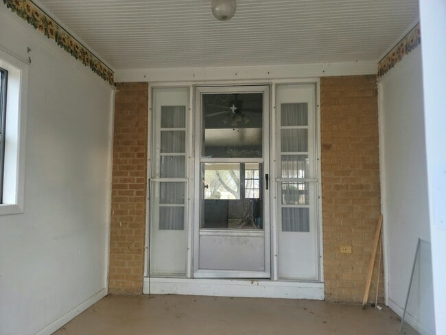 Building Photo - 2109 S Parkwood Ln