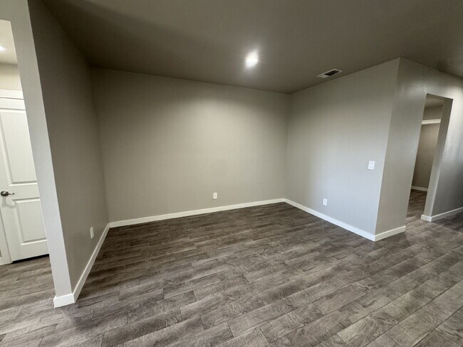 Foto del edificio - Beautiful 4 Bedroom 2 & 1/2 Bath Home Behind H-E-B!
