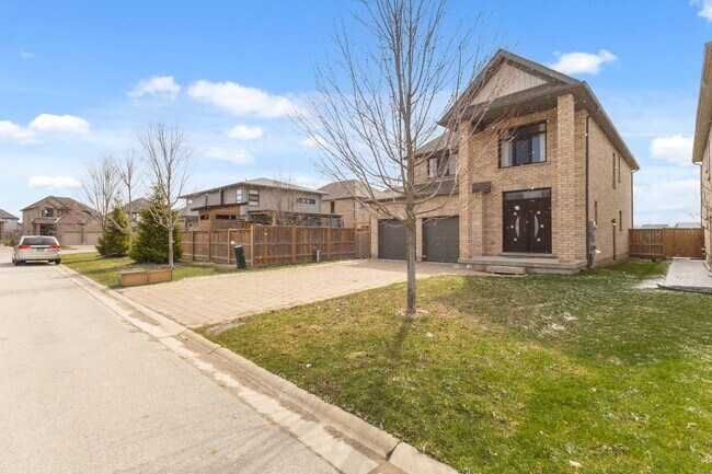 Photo du bâtiment - 4 Bedroom Home for Rent in Cedar Hollow, London Ontario | Family Living with Space & Style