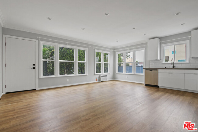 Foto del edificio - 208 S Harvard Blvd