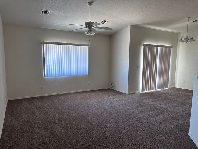 Foto del edificio - 2 BR 2Ba Home with YARD, Garage, close to Hwy 95 Fort Mohave