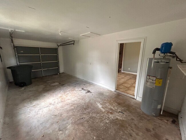 Foto del edificio - 3br 1BA house with decorative mantle and garage  with move in special for July!