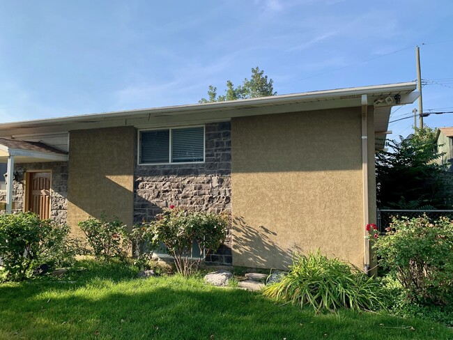 Building Photo - 1215 E Sego Lily Dr