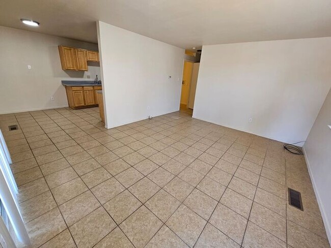 Building Photo - 2 Bedroom 1 bath 1 Car garage Duplex FOR R...