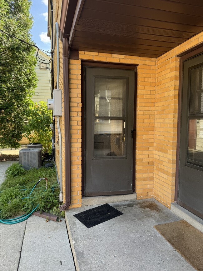 Building Photo - 2146 Ludington Ave