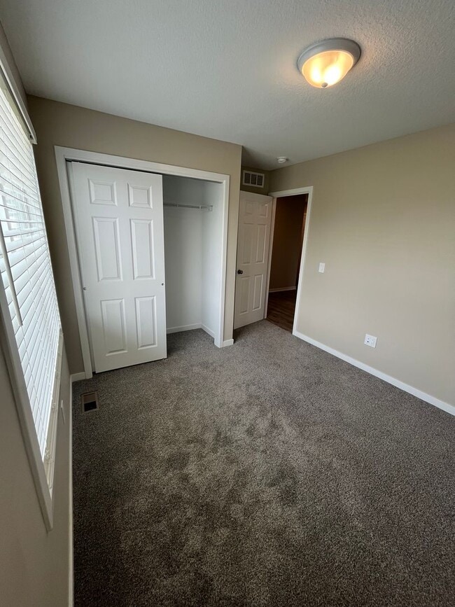 Building Photo - Spacious 4-Bedroom Home in Altoona Neighbo...