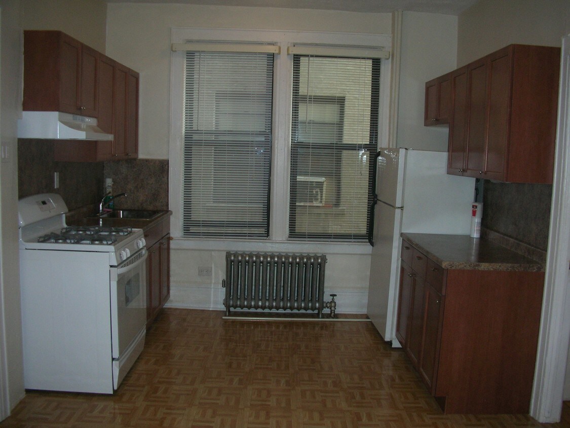 Building Photo - 2570 42nd St