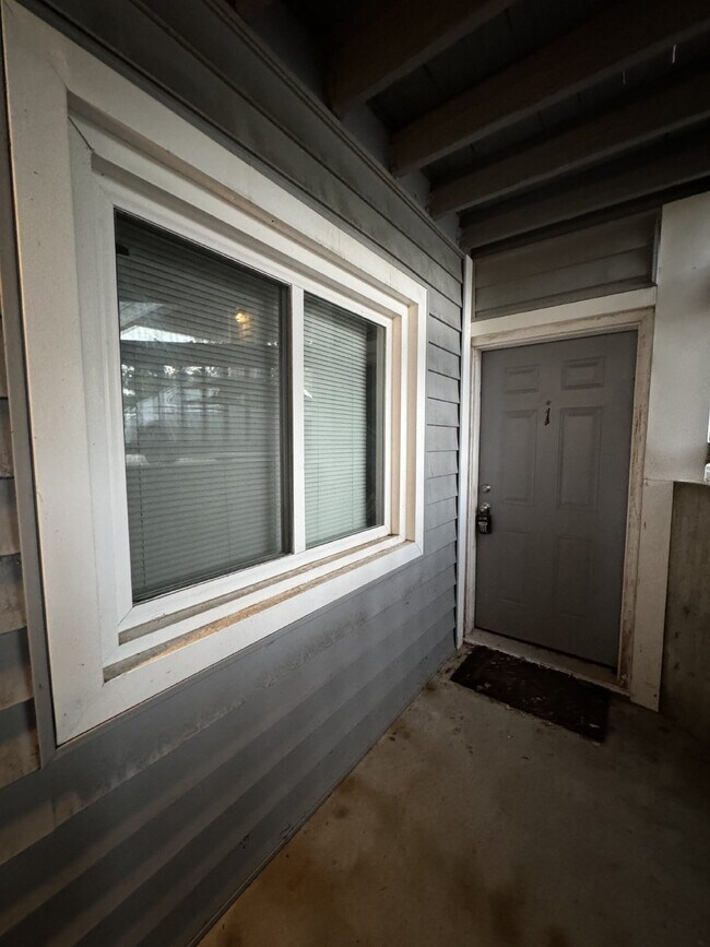 Building Photo - 1 bedroom, 1 bathroom lower level unit wit...