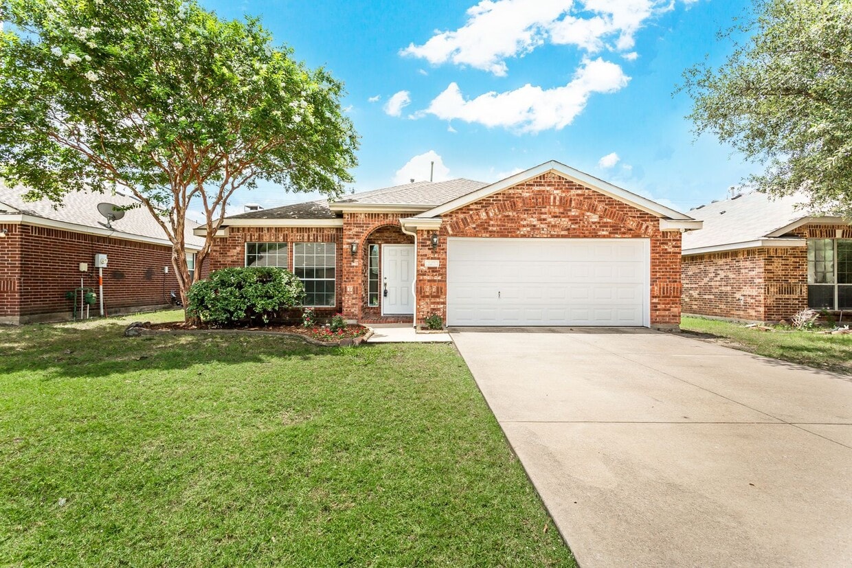 Foto principal - 4 Bedroom 2 Bath Home for Rent