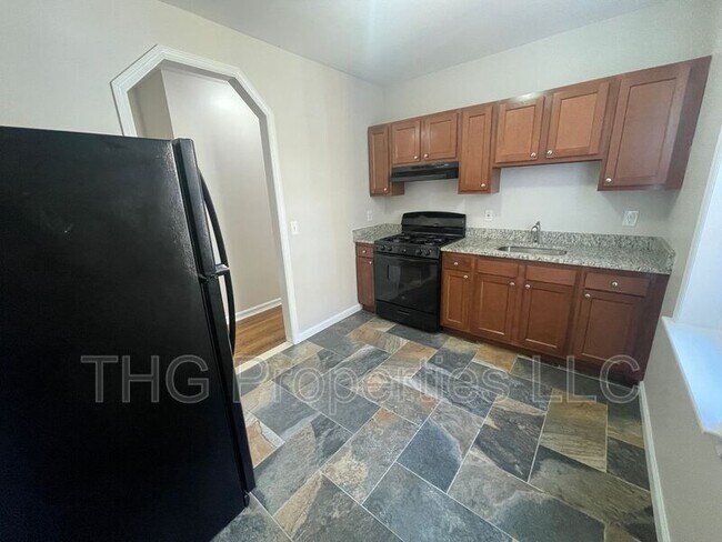 Building Photo - 671 Lincoln Ave