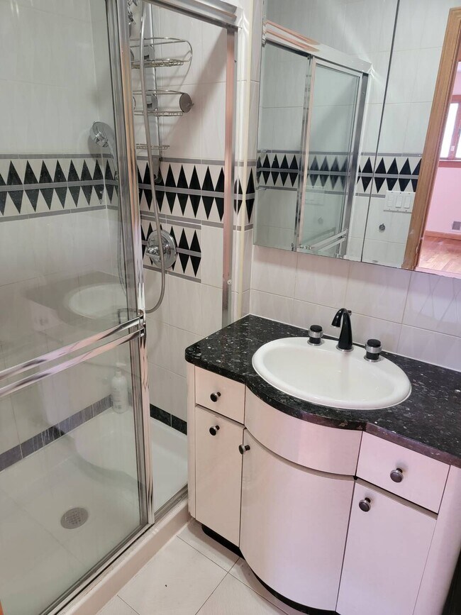 Foto del edificio - 2200 E 57th Pl