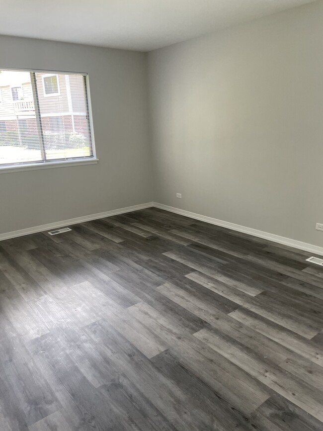 Building Photo - 385 Lambert Dr