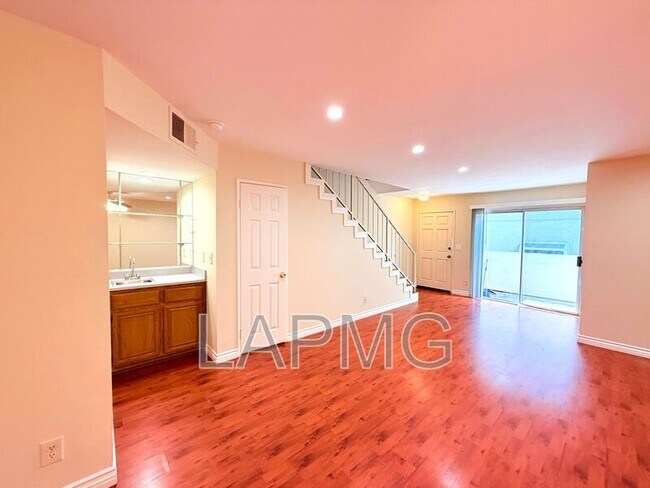 Foto del edificio - 12251 Moorpark St