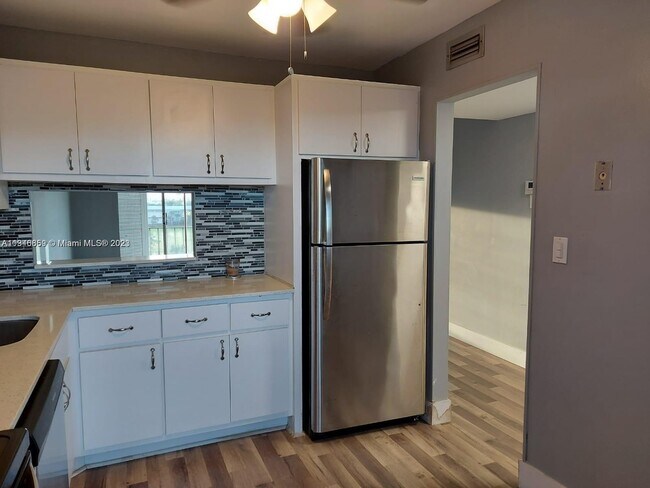 Building Photo - 950 Hillcrest Dr