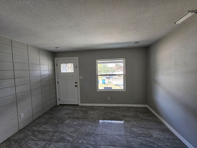 Building Photo - 2 Bedroom 1 Bath Duplex in Haines City