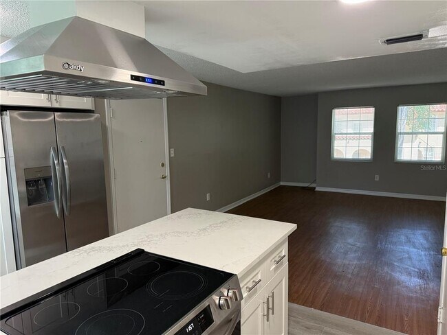 Building Photo - 726 Edgewater Dr