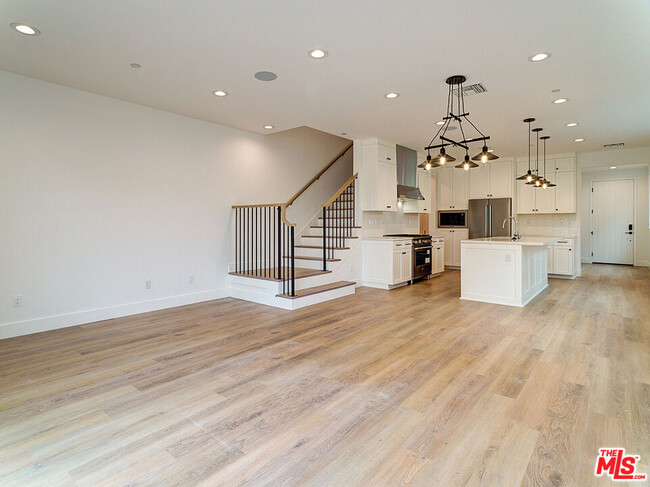 Building Photo - 10515 Ayres Ave