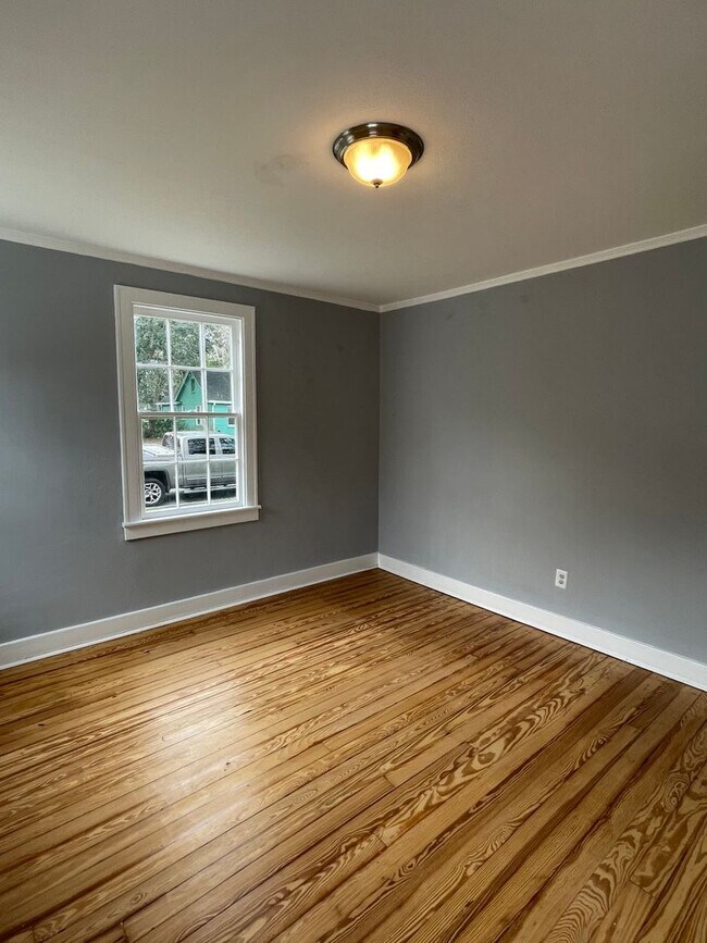 Building Photo - MIDTOWN BUNGALOW