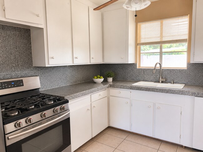 Foto del edificio - Open house 7/17/26 Open from 4:30 - 5:30PM- RENT REDUCTION!  WALK TO - ASU AREA .  Remodeled 5 Be...