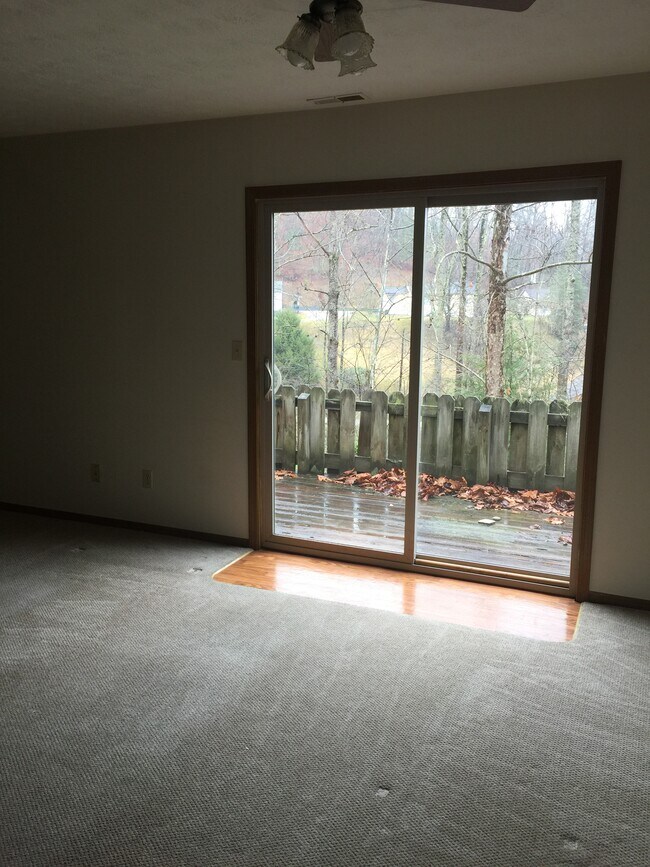 Building Photo - 102 Anderson Dr