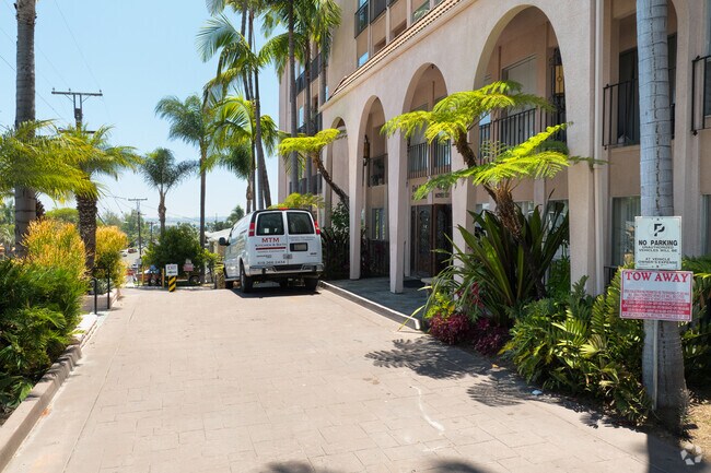 Entrance - Del Rey