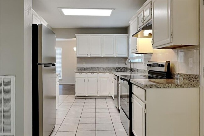 Foto del edificio - 55 Laughing Brook Ct