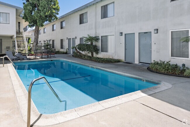 Piscina - 20710 Anza Ave.