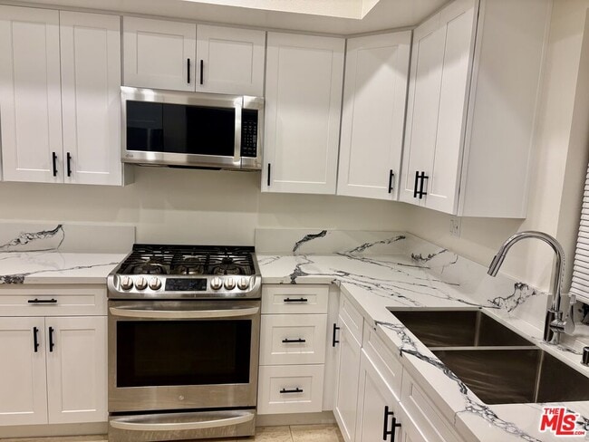 Foto del edificio - 5340 Wilkinson Ave