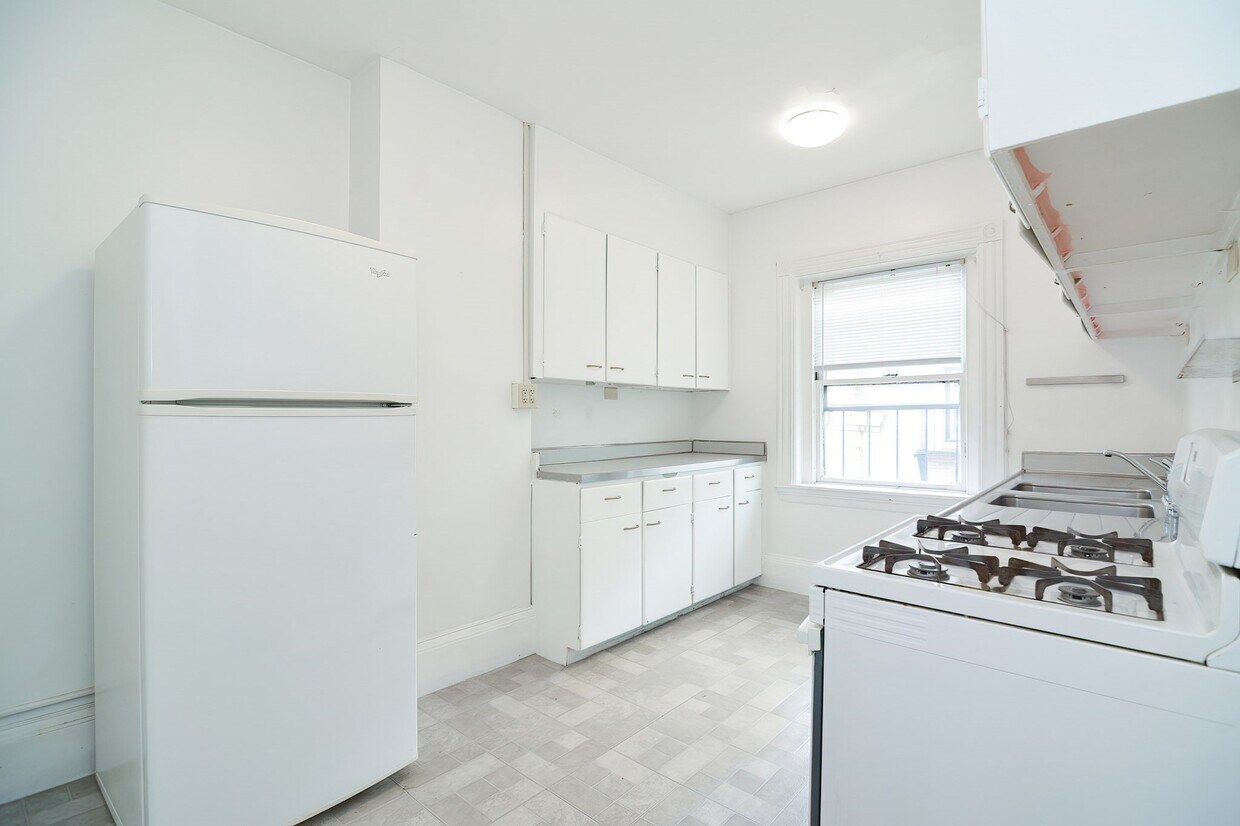 Building Photo - 908 Beacon St