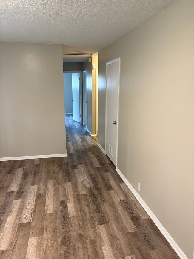 Foto del edificio - Large 3 bedroom house available