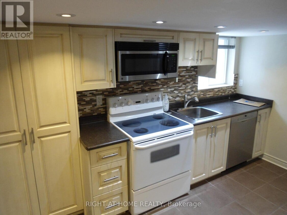 Primary Photo - 1042 St Clarens Ave
