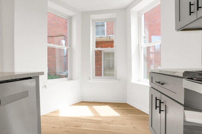 Building Photo - Coming soon 9/1. Metropolitan Styled -1 Be...