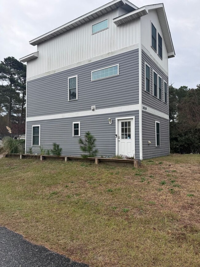 Building Photo - For Rent: 2 Bedroom, 2 Bath home near the ...