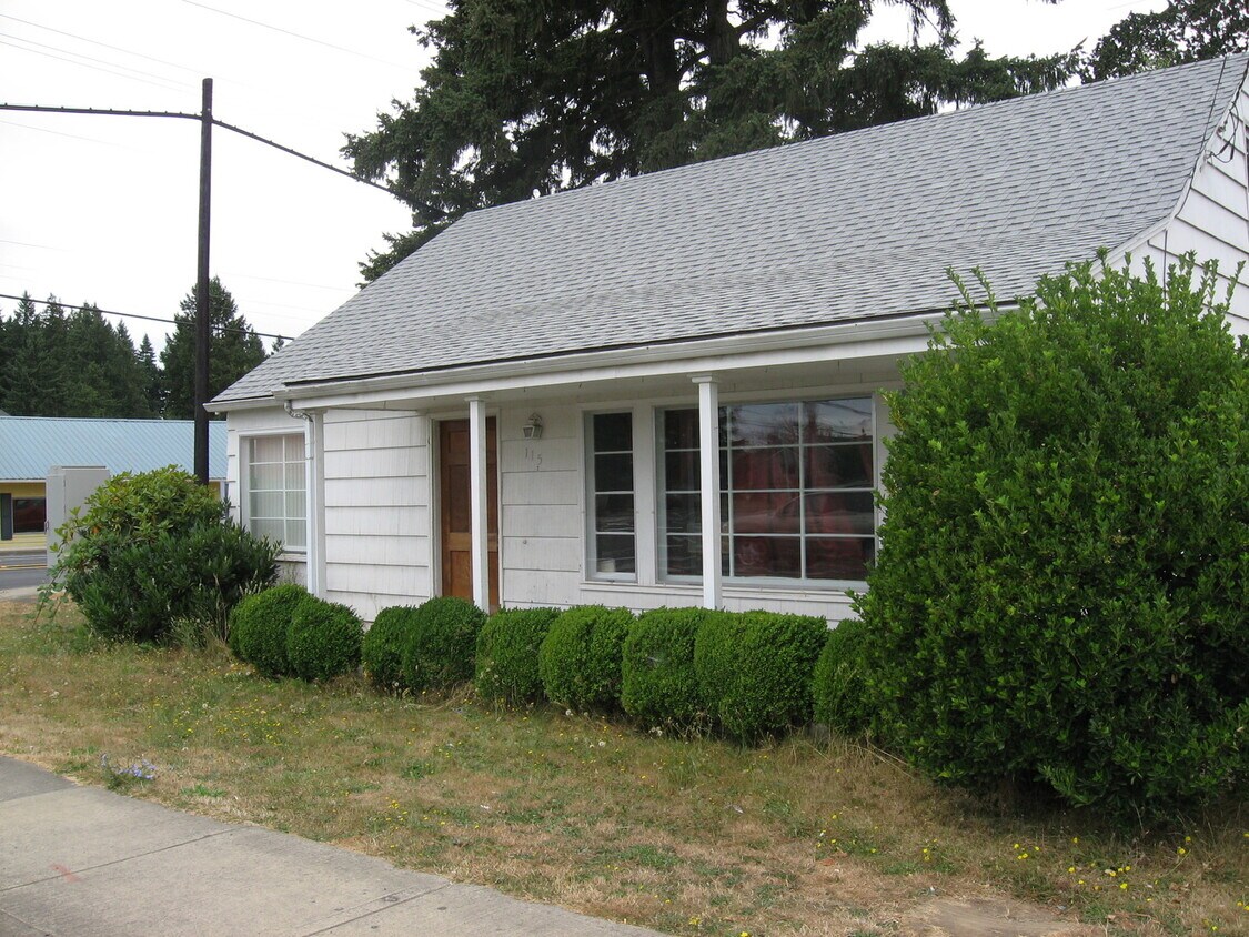 Primary Photo - Hillsboro bungalow with lots of storage an...
