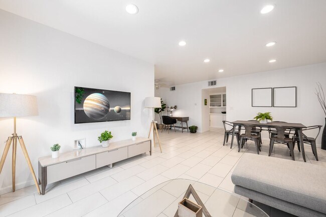 Foto del edificio - 1734 N Fuller Ave