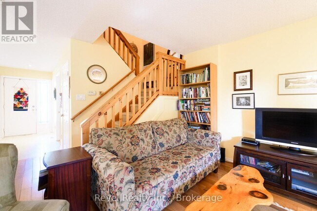 Photo du bâtiment - 145 Fairway Crescent