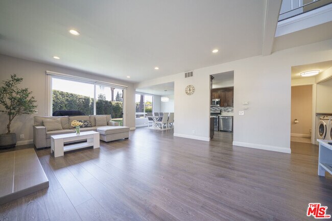 Foto del edificio - 2040 Woodbriar Ct