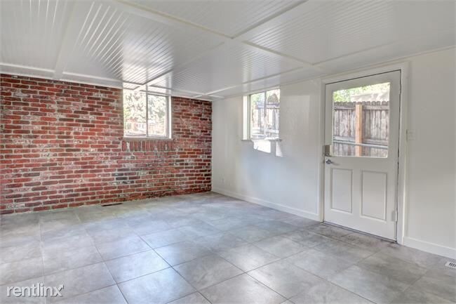 Building Photo - 1112 6th St