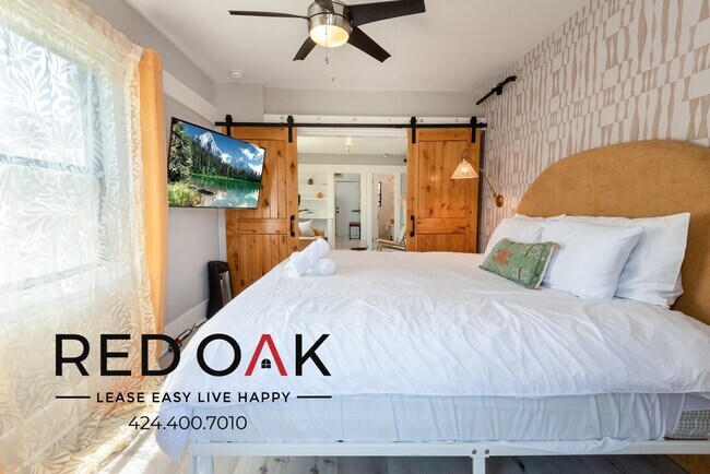Foto del edificio - Fully Furnished One Bedroom Featuring Cont...