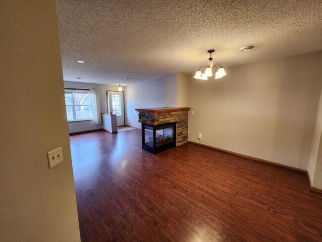 Building Photo - Awesome 3 bed room in woodbury under 2k/mo...